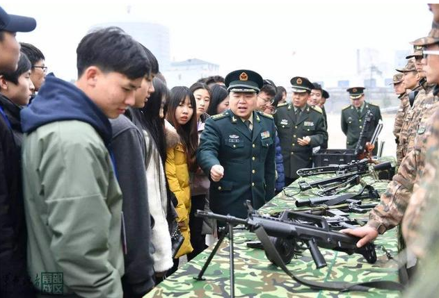 专科生毕业后，大多选择参军入伍，背后的“好处”令本科生羡慕