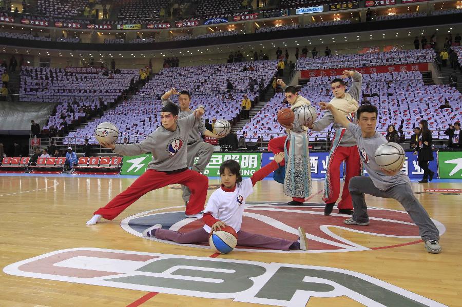 为什么cba会有舞蹈(CBA一直学习NBA，实力差距却越来越大！球迷：啦啦队倒是学到精髓)