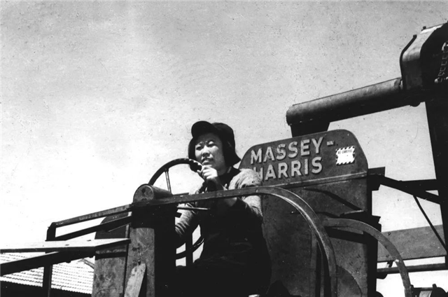 人民币上的女拖拉机手：用了几十年人民币，晚年才知道那人是自己
