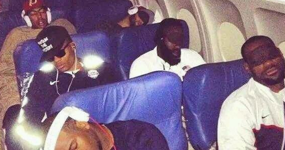 nba球员为什么要坐下来（揭秘NBA球星坐飞机都在干啥！姚明很安静 罗德曼本性难移）