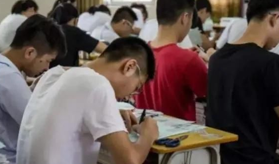 为2万元从名校退学，复读12年的“高考王”唐尚珺，如今怎样了