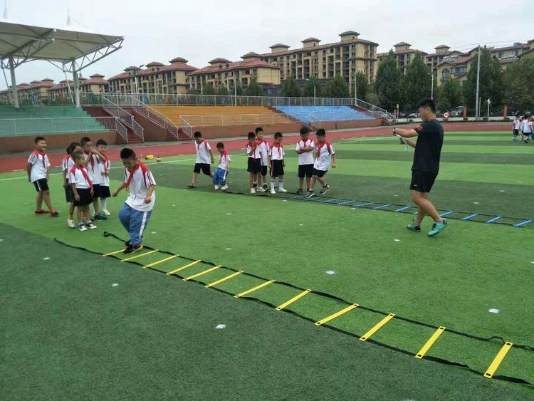 足球文化手抄报简单又好画(魅力足球，快乐成长—东平县佛山小学首届校园足球文化艺术节开幕)