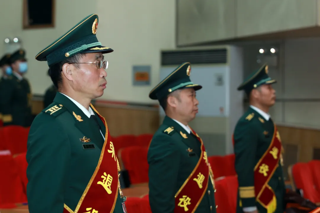 军官退役仪式，开始了