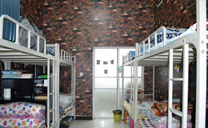 大一新生开学，寝室上下铺要如何选择？学姐：选错了“徒增烦恼”