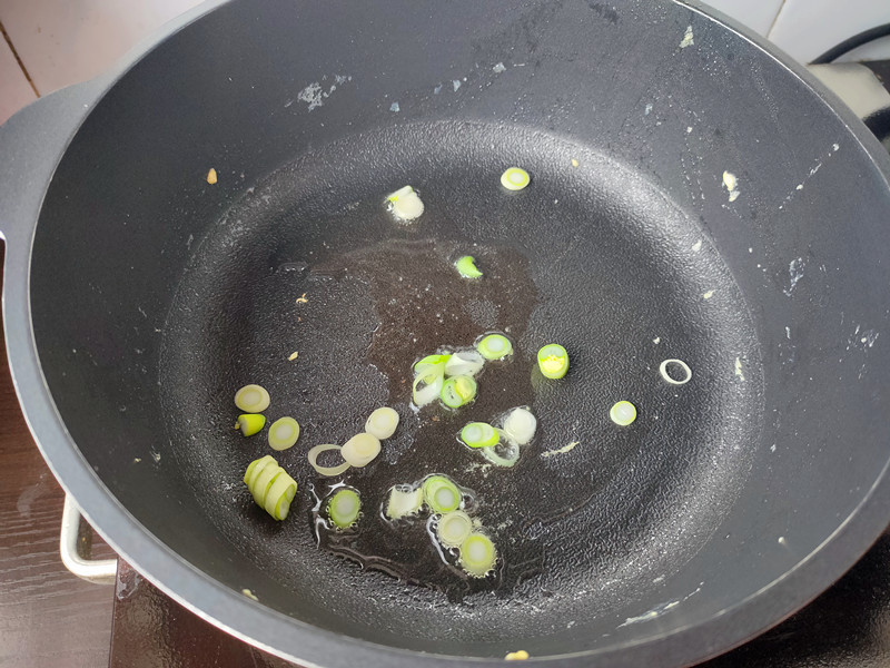 大鱼大肉吃多了，来一道清新爽口的黄瓜炒鸡蛋，5分钟就出锅