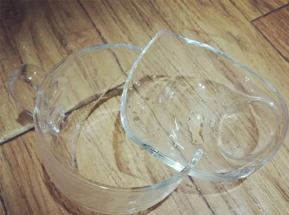 以前玻璃杯倒开水时会炸，现在就很少出现，难道玻璃还有“假”？