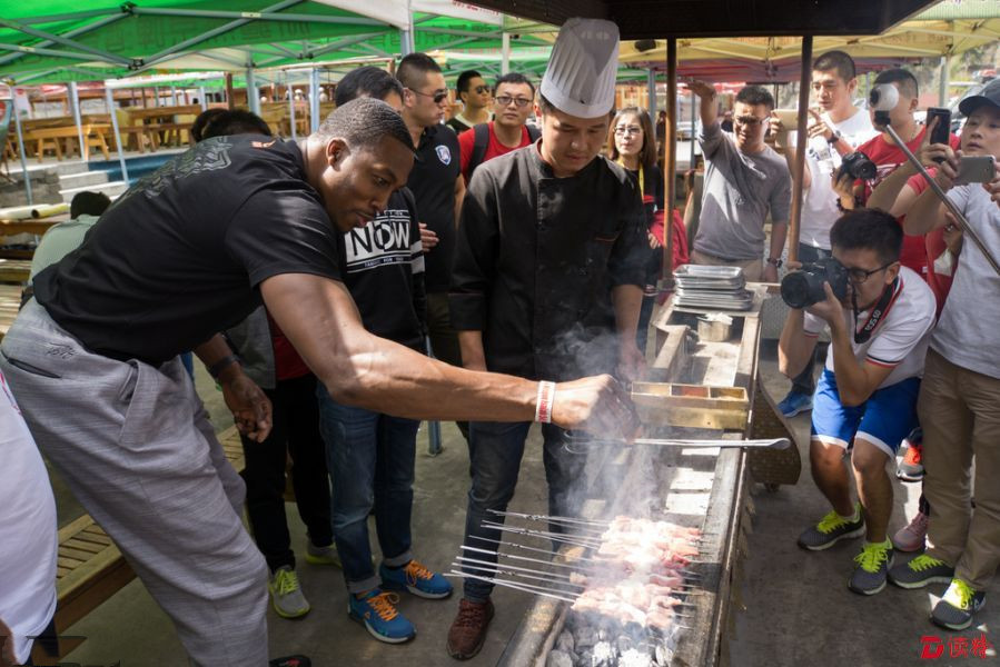 NBA球员的伙食(NBA吃货碰到中国美食：库里爱吃四川火锅，字母弟一顿9桶泡面)