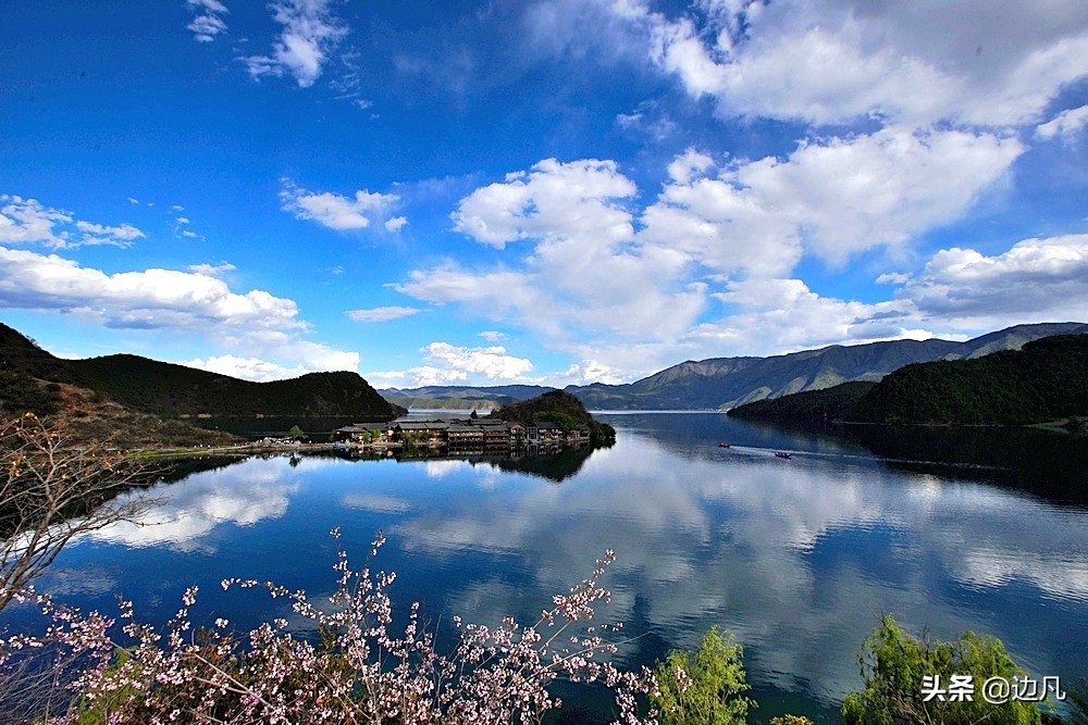 里格半岛，犹如一颗璀璨明珠镶嵌在泸沽湖上