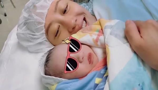 应采儿罕晒次子视频，HoHo举着红旗一路小跑，露小乳牙萌态尽显