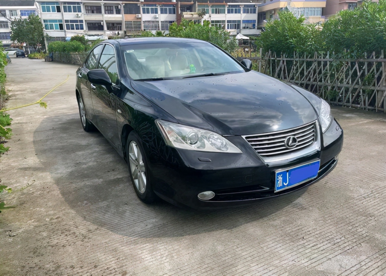 小伙花7万买辆06款凌志ES350，上班代步很可靠，气场不输最新款