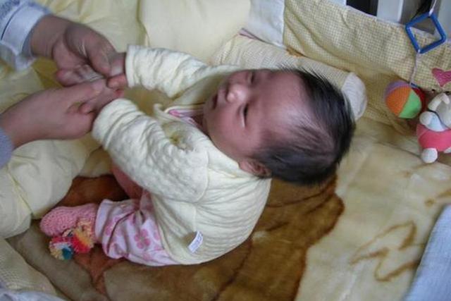 抬头、翻身、独坐、行走,1岁前试管宝宝大运动发育规律,你娃达标吗