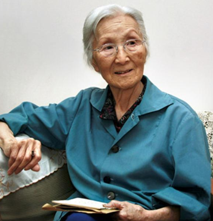 李佩：中年丧夫，老年丧女，依然保持着尊严、体面地生活