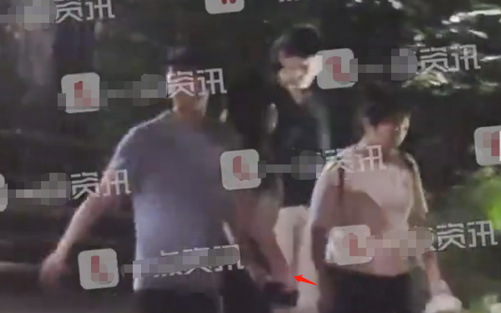 陈妍希拖家带口探班陈晓，变望夫石痴望老公，儿子东张西望很活泼