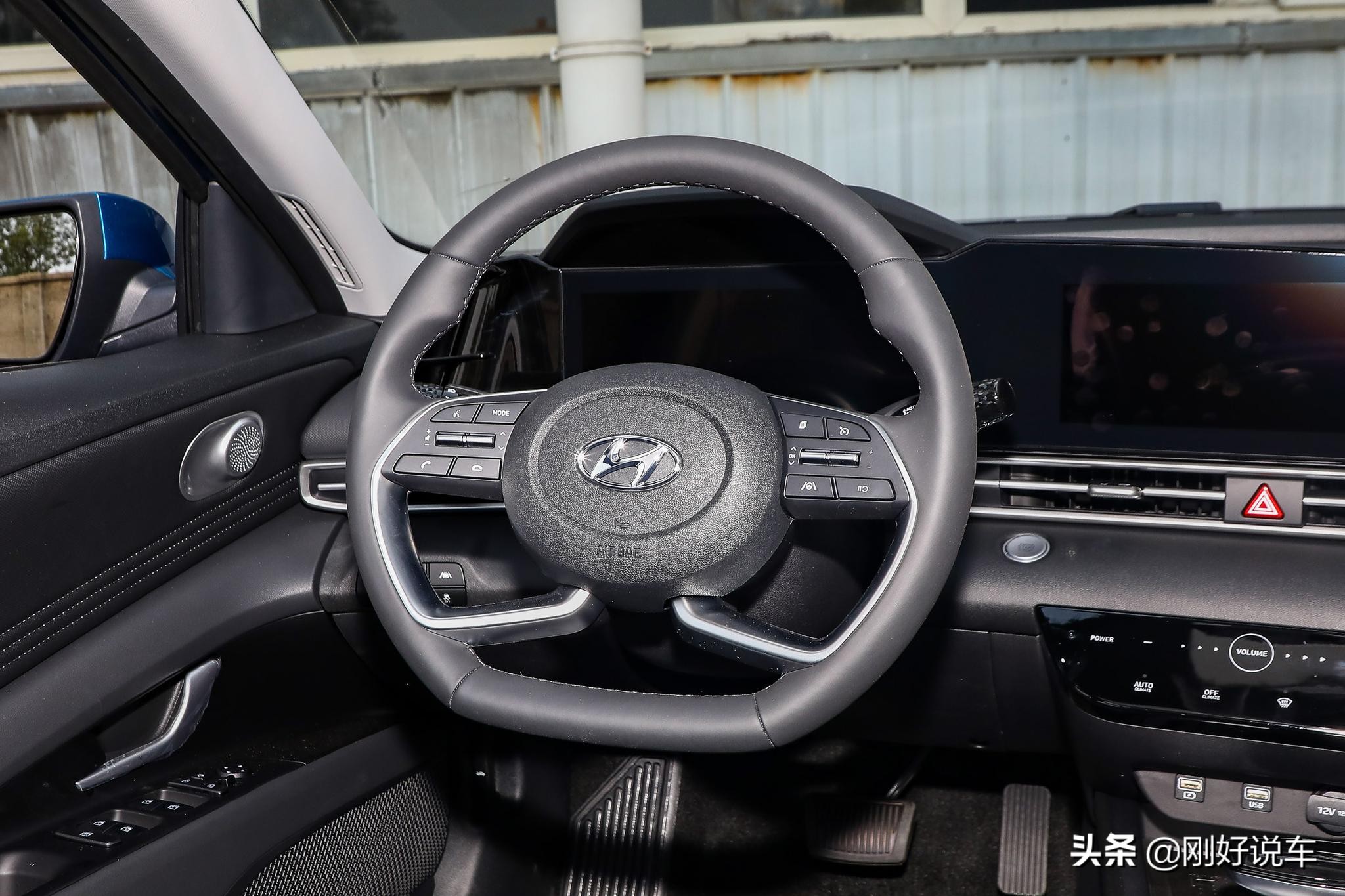 花十万元，你会买轿跑造型的伊兰特还是稳重大气的朗逸？