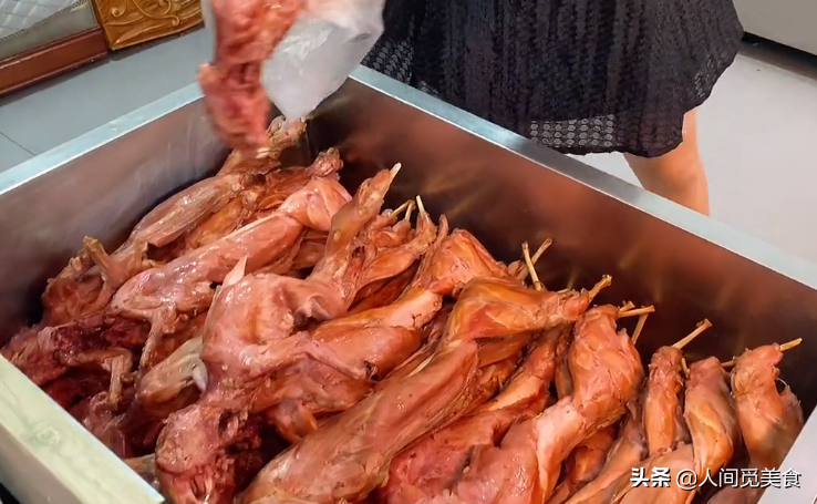 安徽亳州美女卖兔肉，靠一锅老汤火了快40年，37元1斤日卖7000元