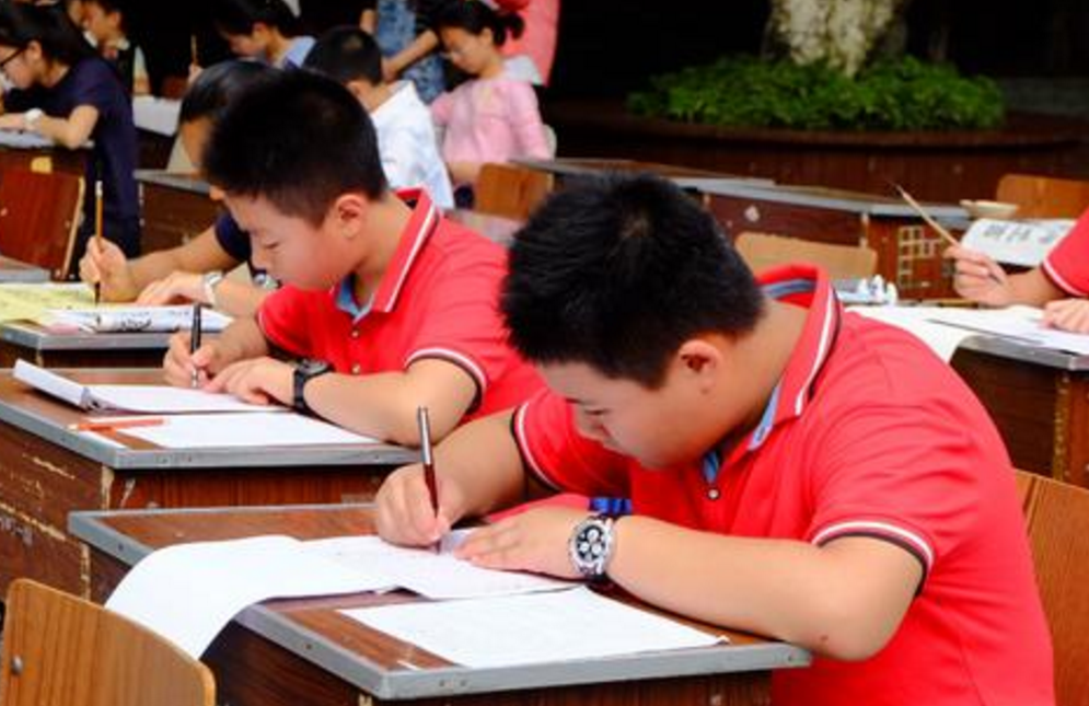 小学生帮妈妈写“假条”，公司领导看哭了，爽快批假并奖励1千块