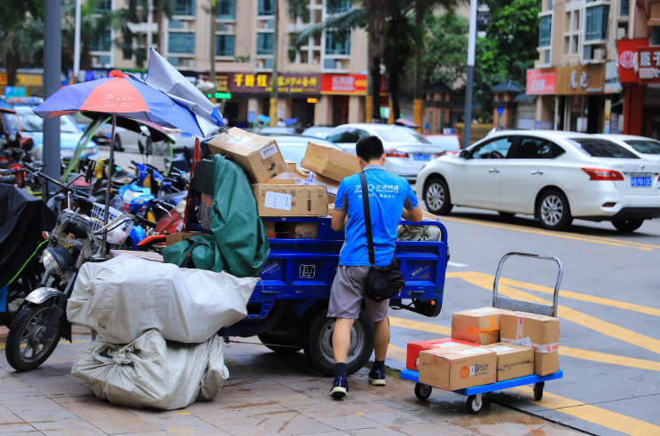 智能快递柜收费常态化！“两通一达”自有快递柜品牌凶狠来袭