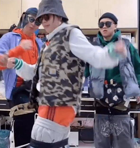 杨倩回应西海岸事件争议（知名导演批杨倩：你有点高调了！杨倩回应之后，网友喷得更狠了）