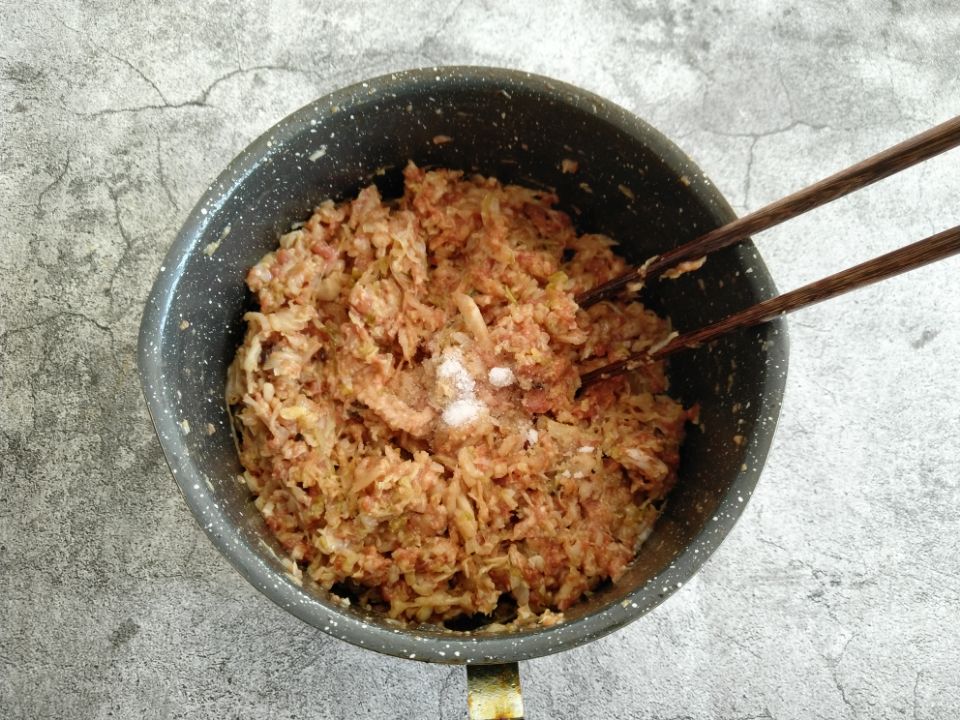 东北酸菜猪肉饺子的做法（10步教你做出酸菜猪肉饺子）