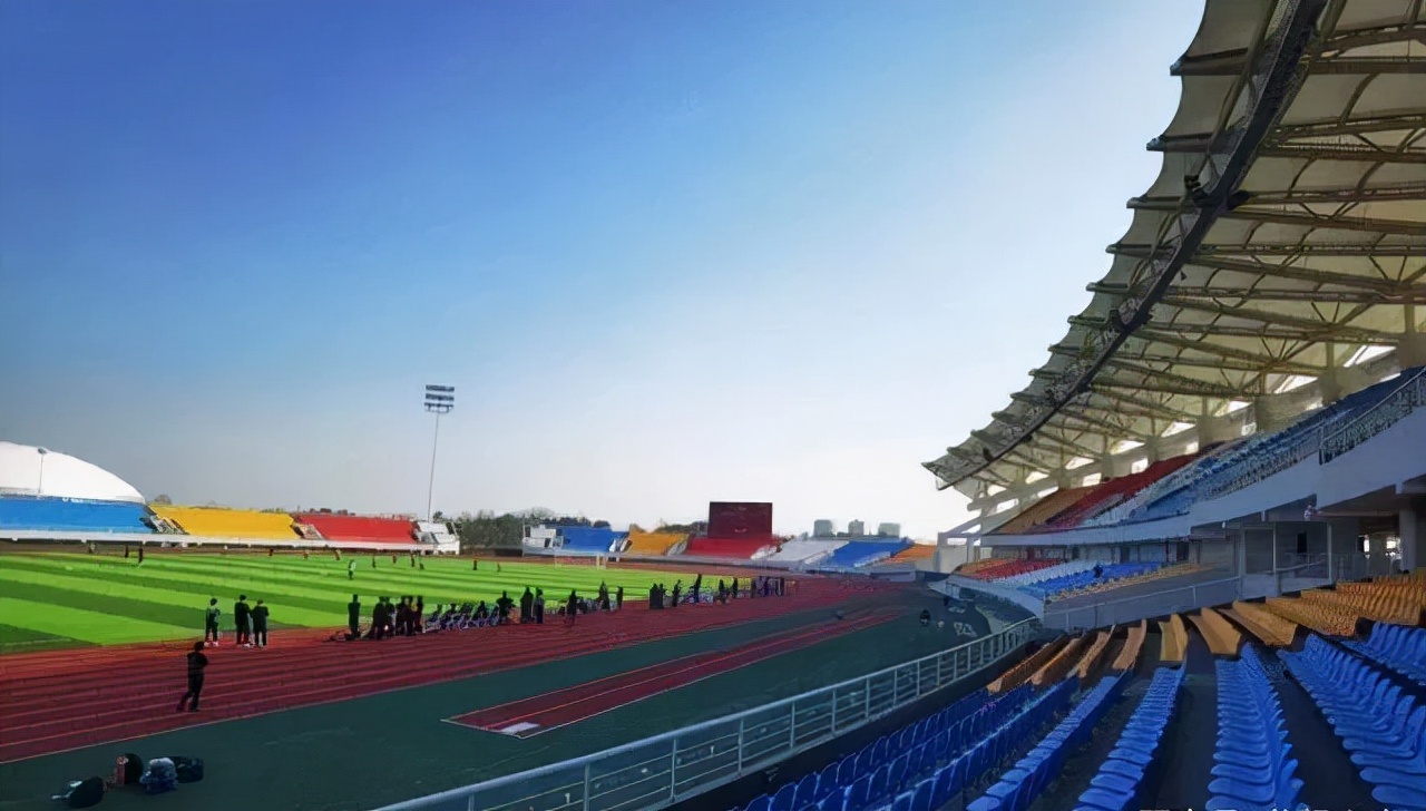 六安体育中心位于景观大道以西北处地块,占地约370多亩,东邻淠河,与