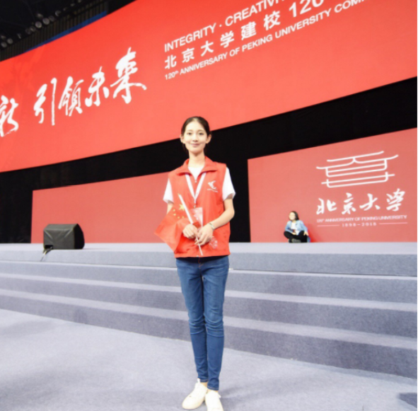 北大校花“毕业照”火了，才华与颜值并存，为何评论却大相径庭