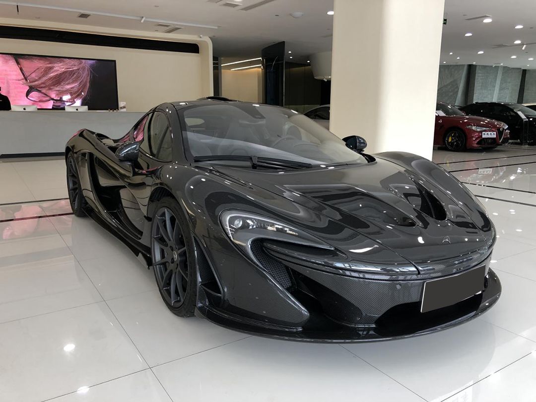 从前脸来看,类似于迈凯伦 logo形状的月牙大灯组和迈凯伦品牌logo相互