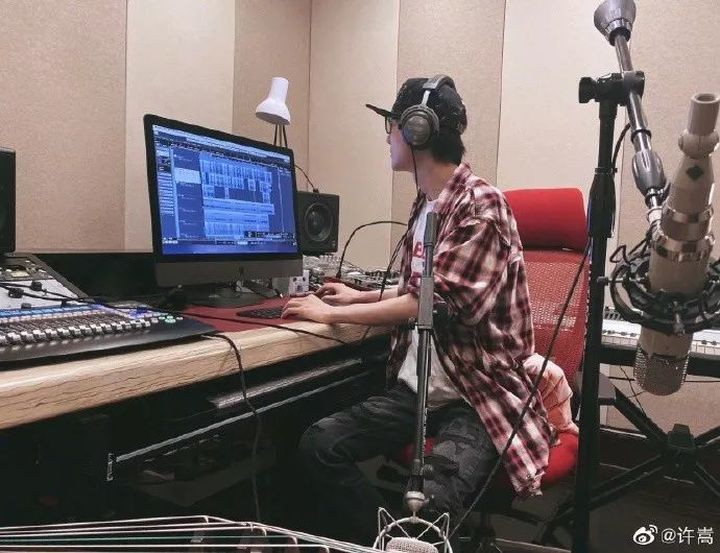 随着非主流时代坠落的巨星，“过气歌手”许嵩凭什么被央视狂赞