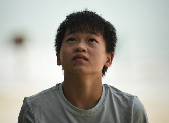 全红婵现身庆功会，让出C位！进校园引数百同学围观：你们好恐怖