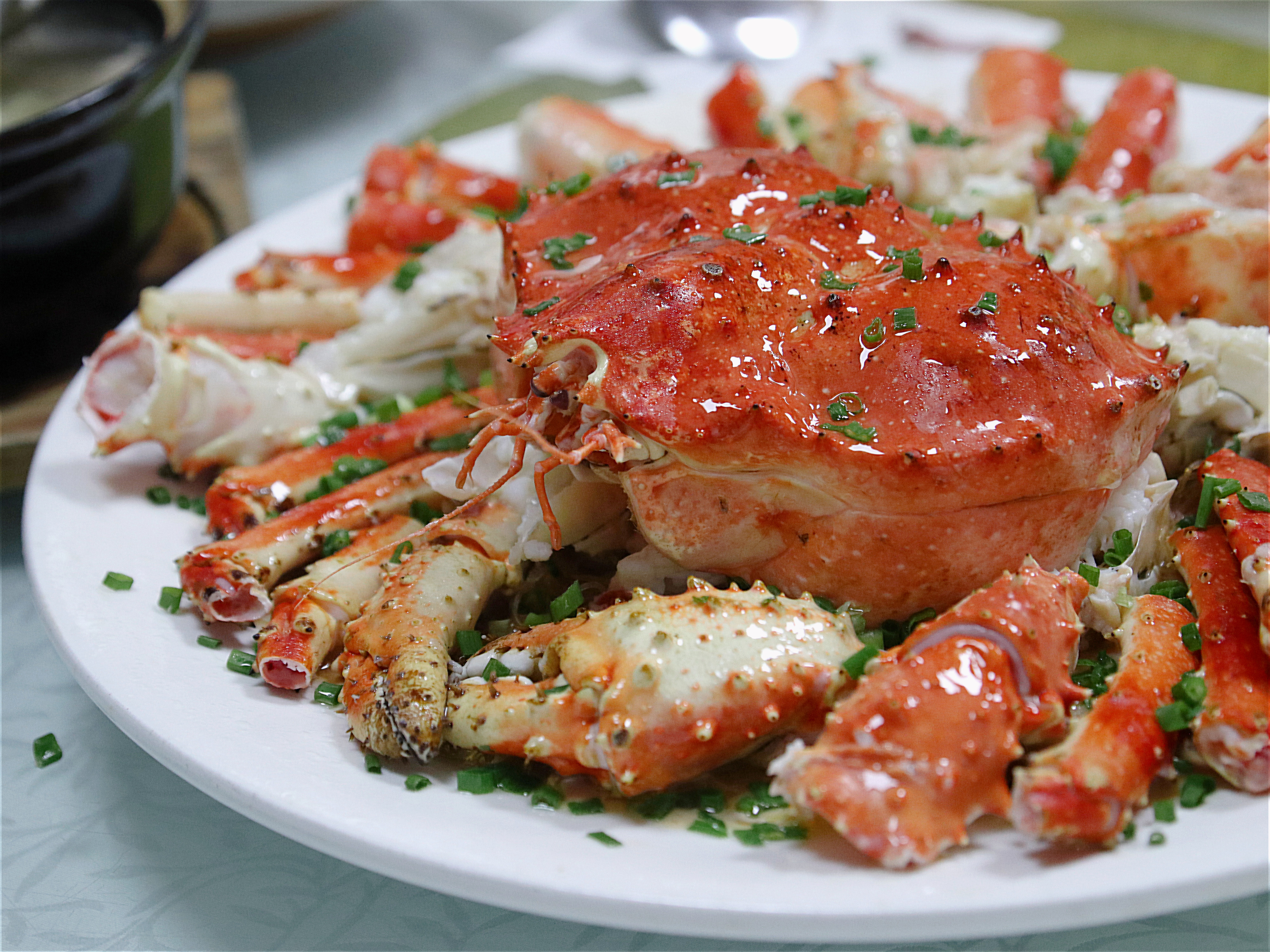 朋友做东,下了一只帝王蟹,从池子里现捞出来立马被送去后厨清蒸了