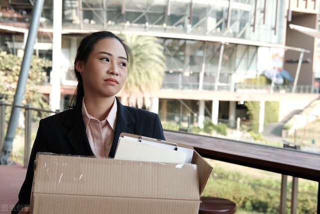 女下属请我吃饭后，两个神秘人敲诈我，我心甘情愿替其中一个背锅