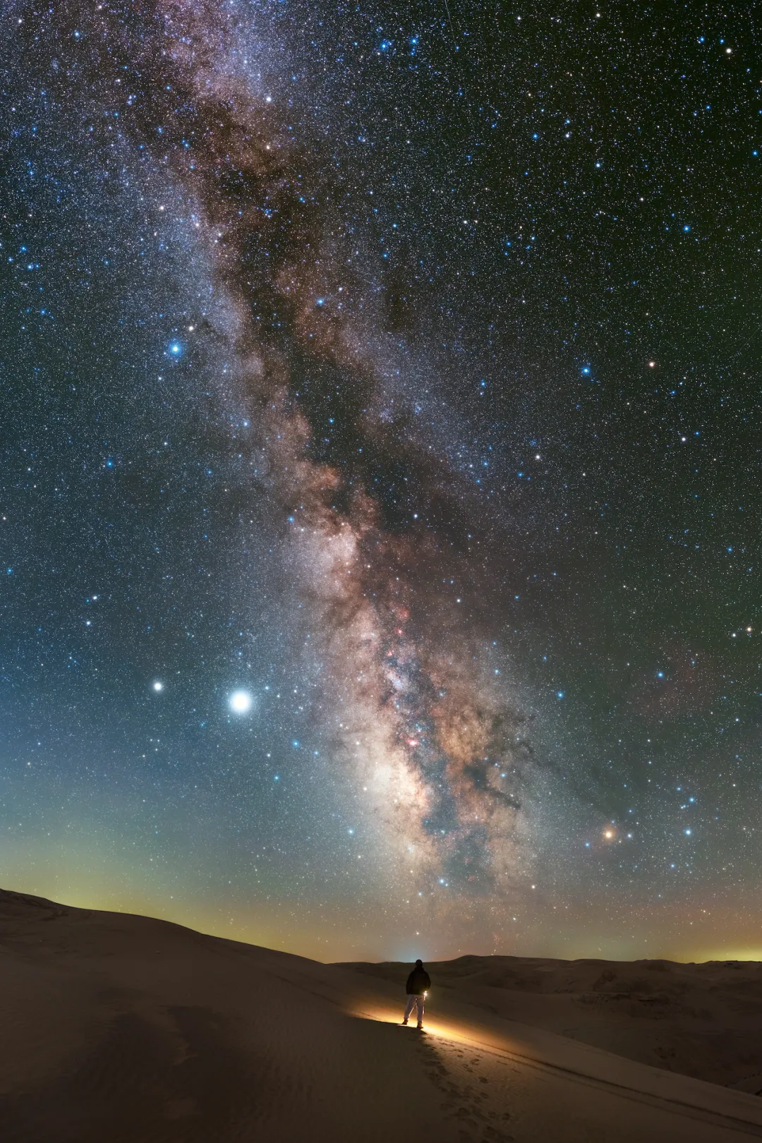 星空照片(“追星”8年，广西摄影师拍下璀璨星河，让无数人领略星空震撼之美)