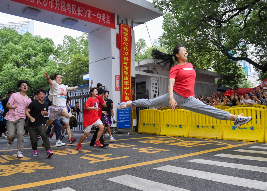 高考女生因“一字马”走红，成绩公布却遭很多人嘲笑，到底考几分
