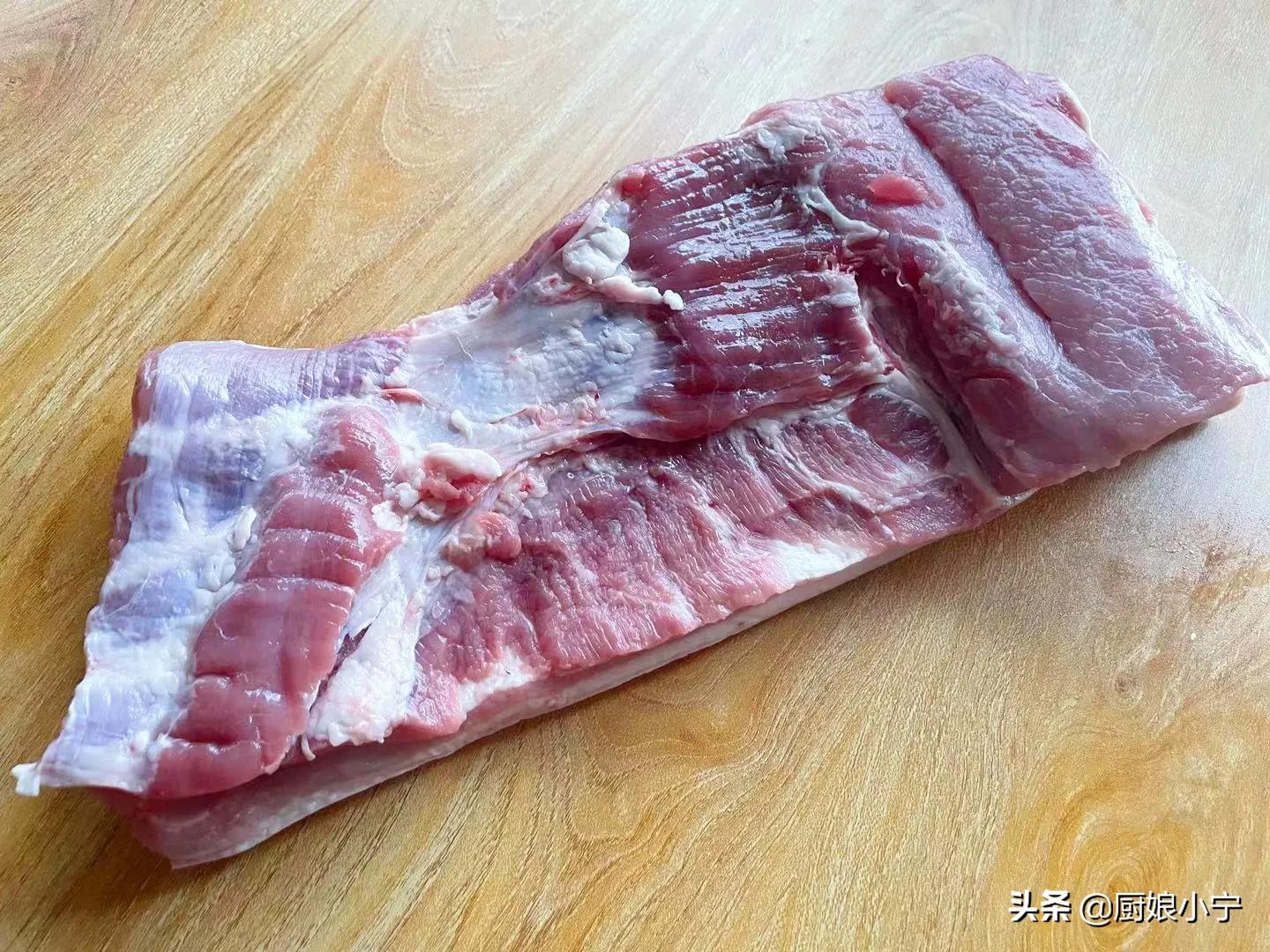 所以肥瘦相间,一层一层的,但是这个部位的五花肉瘦肉相对要多很多