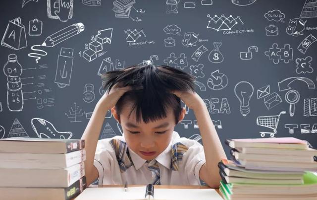 学生高考312准备复读，却意外收到“名校”通知书，老师：快报警