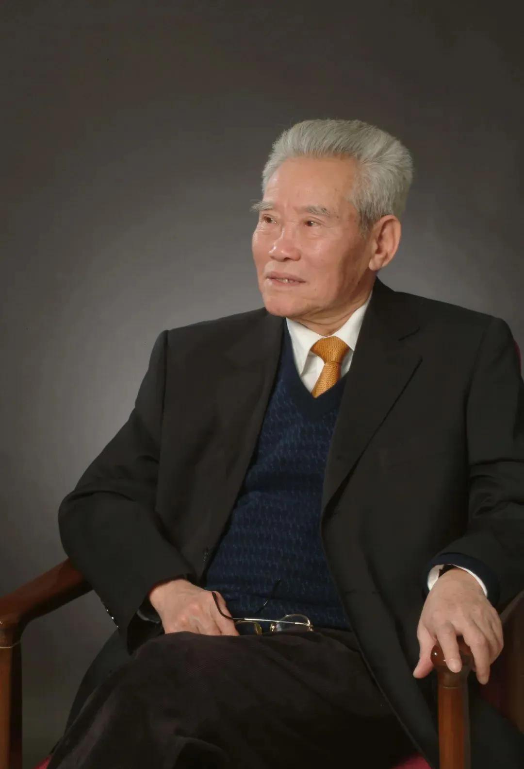 国士百年:3岁被通缉，吃百家饭长大，甘当中国核事业“拓荒牛”