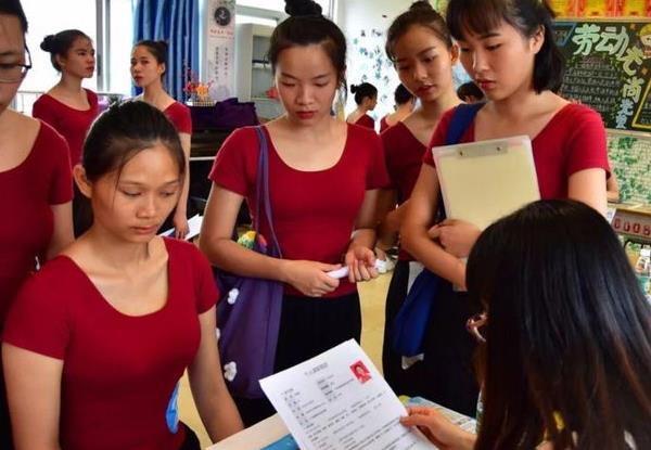 当幼儿园老师能有多辛苦？入职前后对比照火了，幼师直呼太扎心了