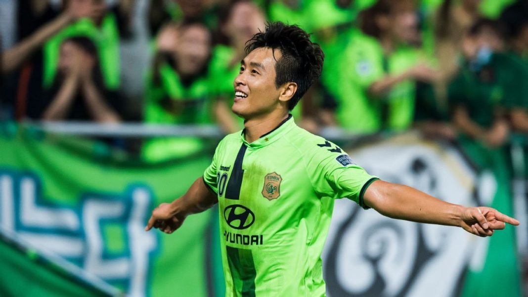 韩国足球运动员李东国(生涯23年2度留洋,他是中国足球苦主!