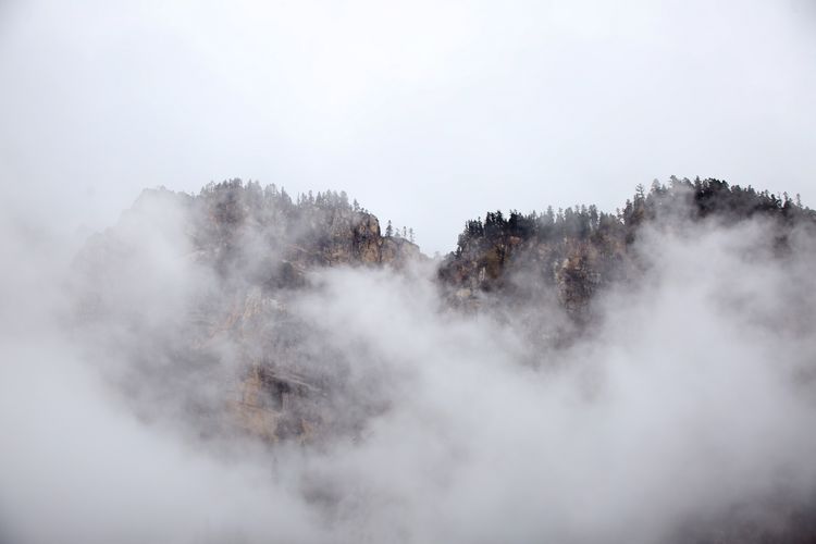 雪晴山色秀 云处有蓝天—雾漫雪山