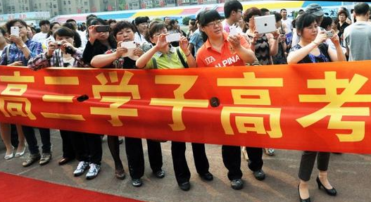 往年要600分才能上的高校，现在降了200分，却还是招不满人