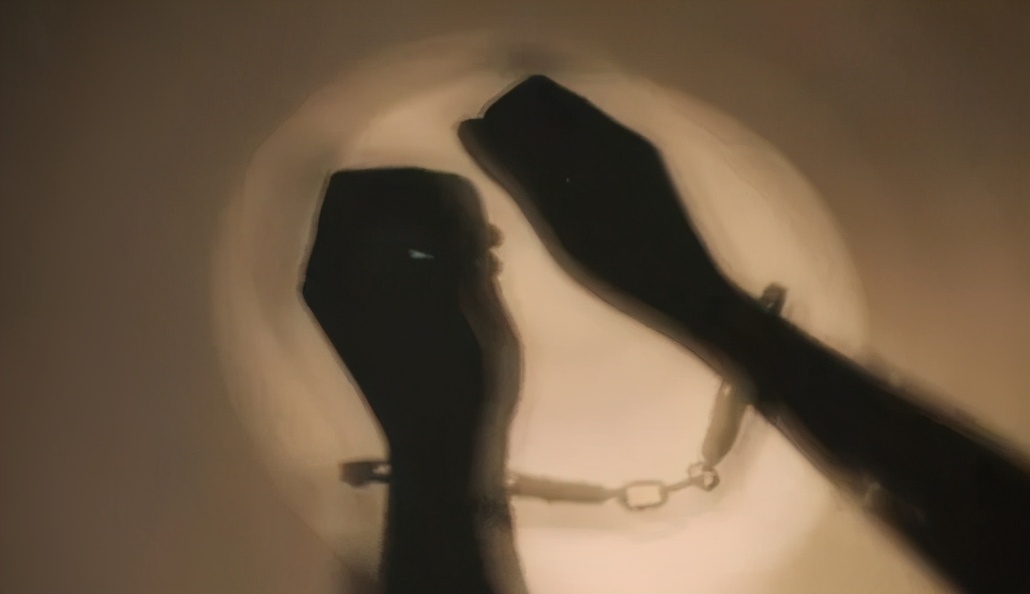 【法治热点】从未见过如此卑鄙无耻之人！男医生在内科体检时，以触摸等方式猥亵20余名女大学生，被判刑！