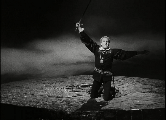 重形式,舞台化的"莎剧电影"《王子复仇记》,要如何正确打开?