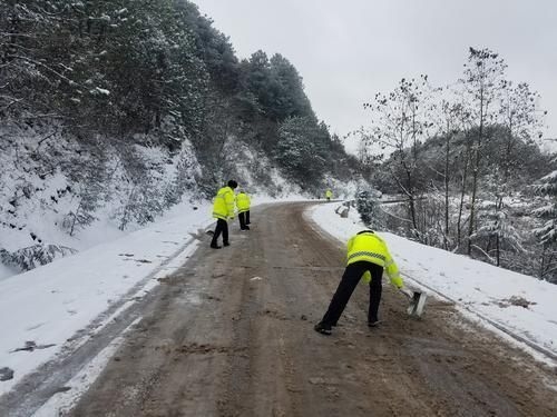 元旦第二日 曲靖多路面结冰起雾，行车需谨慎