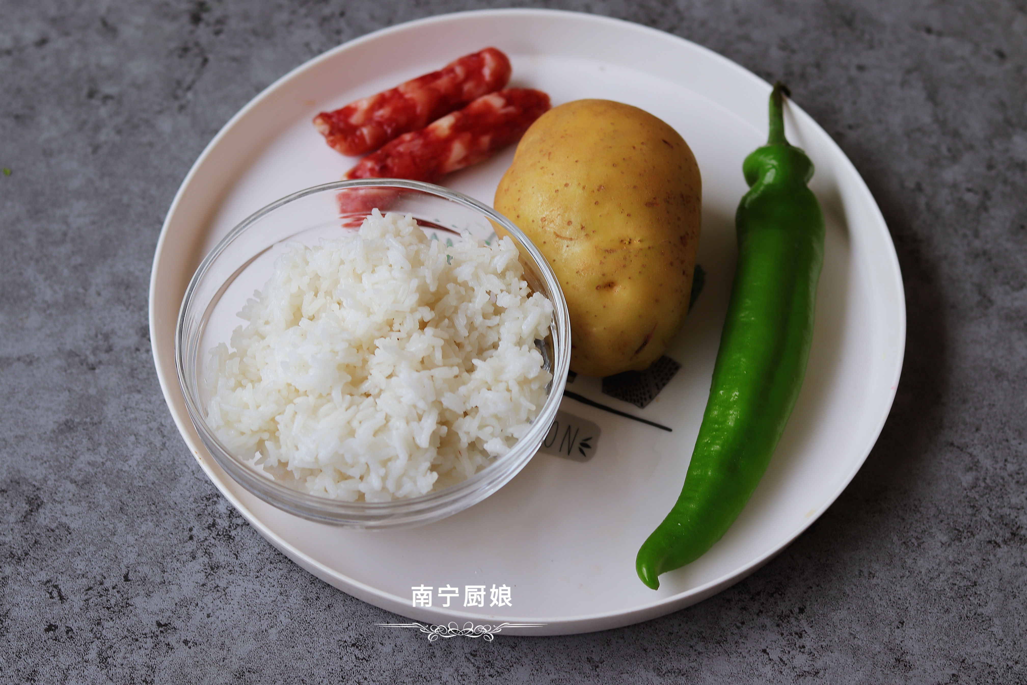 腊肠炒饭的做法（教你做香浓美味的腊肠炒饭）