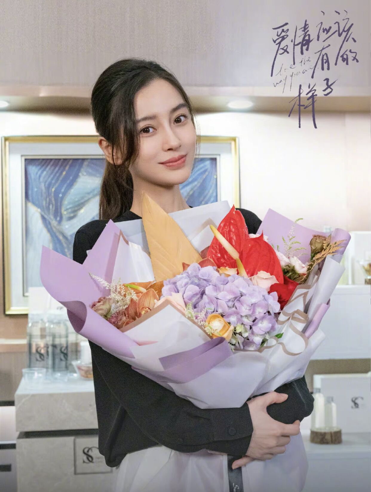 32岁baby素颜现身好友婚礼!与19岁男星亲密互动,不见老公黄晓明