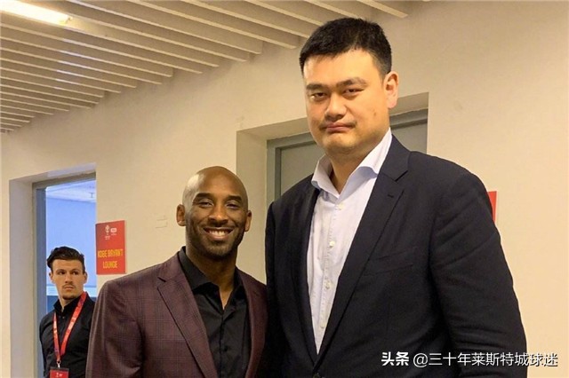 nba球队为什么今天默哀(姚明起立为科比默哀！老科曾照顾中国新人 为大姚按摩：放松点)