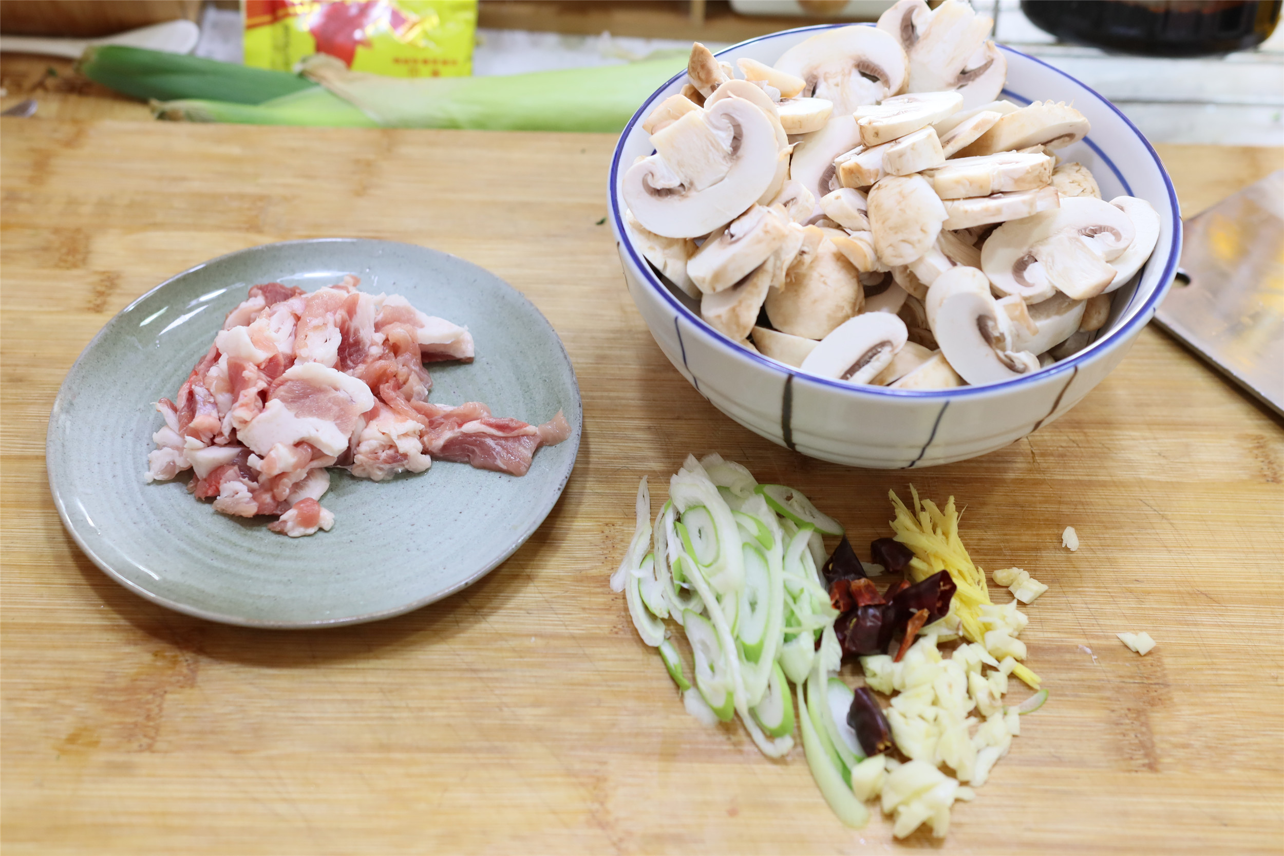 口蘑和五花肉，想不到这么一做，香得如此浓郁，回回吃得精光