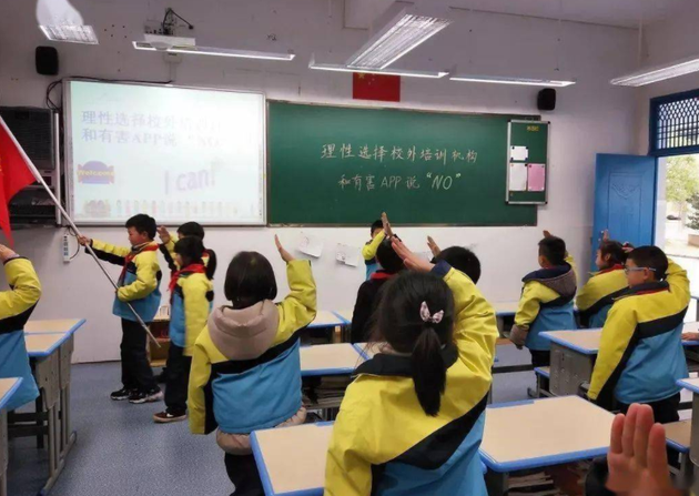 培训机构摇身一变成“补课奶茶店”，网友笑了：还是熟悉的配方