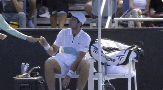 波普科网球(巨婴！澳网男选手要求女球童剥香蕉，球童一脸懵逼，裁判当场驳回)