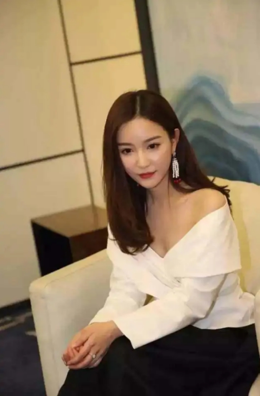 她是雪梨、林珊珊背后的真正推手，小妹的相却有大姐的范