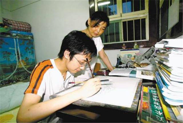 2005年，少年背母上学感动中国后，变性成女人，如今美到认不出